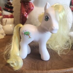 2002 Hasbro My Little Pony G3 "Breezie" White With Tree & Wind Yellow Hair